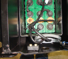 公插頭固定在車身側面